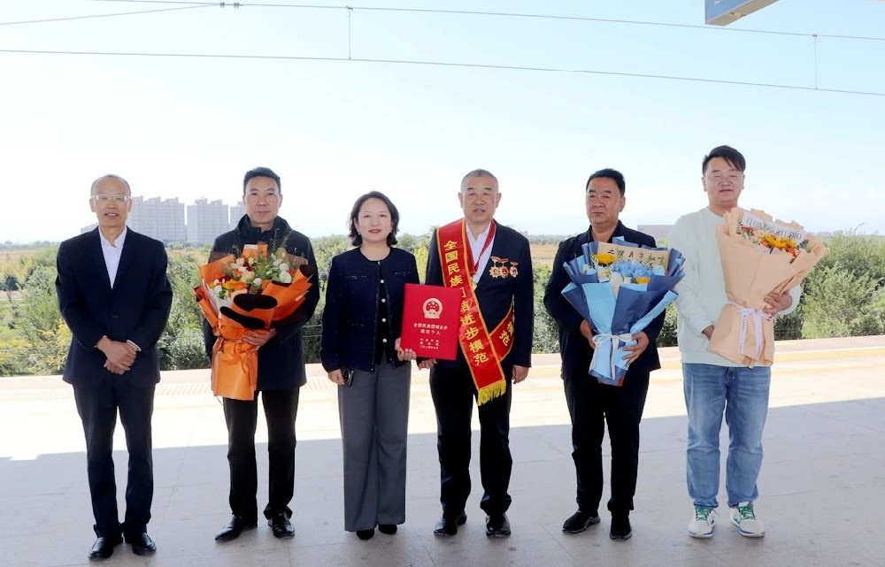 榮獲“全國民族團(tuán)結(jié)進(jìn)步模范個(gè)人”稱號(hào)的前進(jìn)集團(tuán)董事長馬志祥載譽(yù)歸來