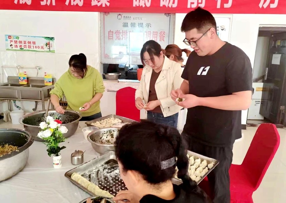 濃濃餃子香，悠悠愛國情——甘肅前進牧業(yè)東聯(lián)牧場開展“包餃子·慶國慶”活動