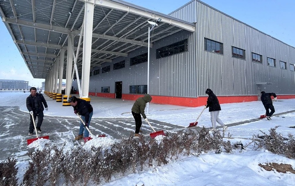 傳祁甘味乳業(yè)職工聞“雪”而動全力清雪保暢通